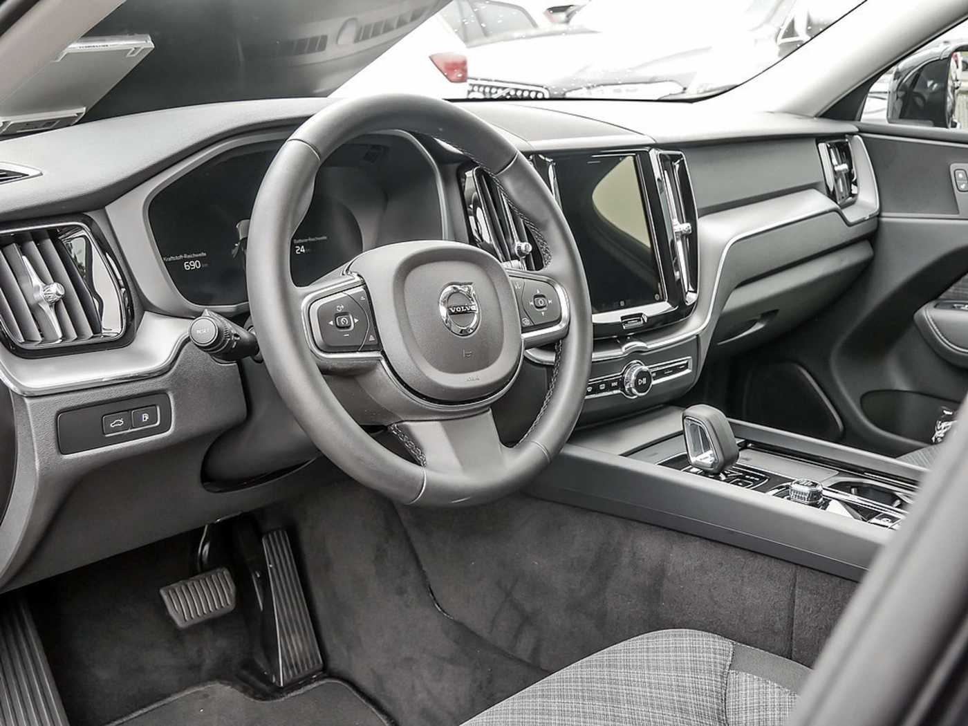 Volvo  2.0 Core Recharge Plug-In Hybrid AWD