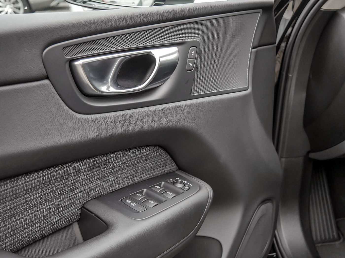 Volvo  2.0 Core Recharge Plug-In Hybrid AWD