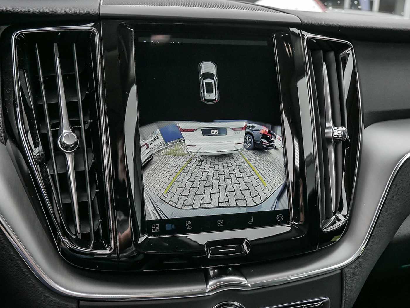 Volvo  2.0 Core Recharge Plug-In Hybrid AWD
