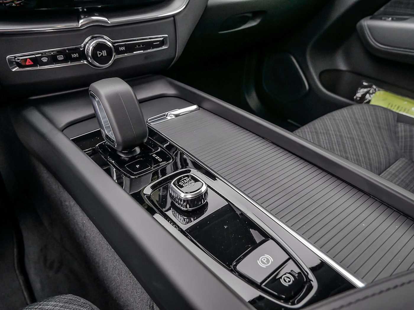 Volvo  2.0 Core Recharge Plug-In Hybrid AWD