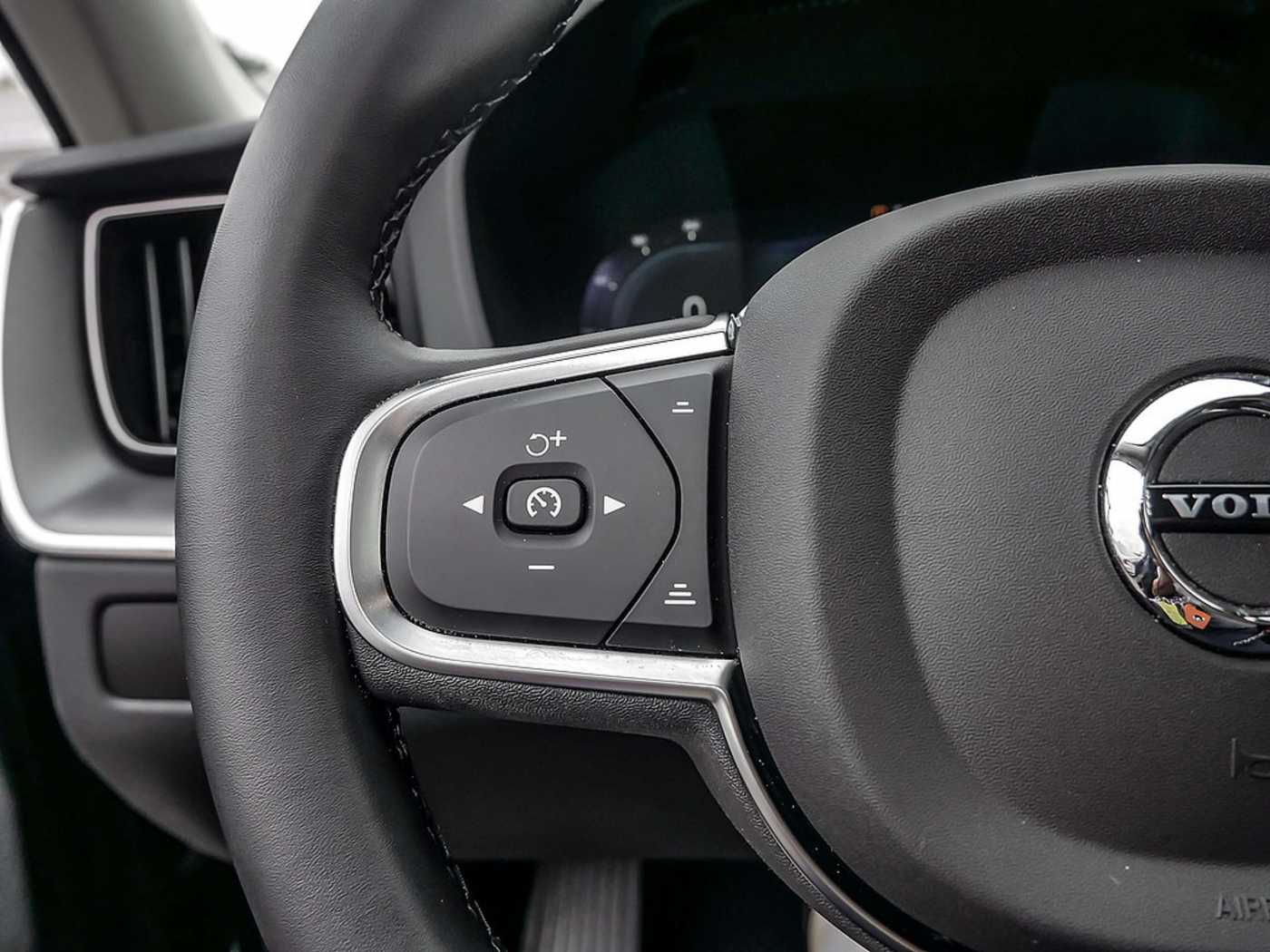 Volvo  2.0 Core Recharge Plug-In Hybrid AWD
