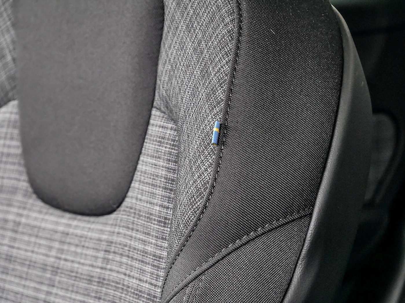 Volvo  2.0 Core Recharge Plug-In Hybrid AWD