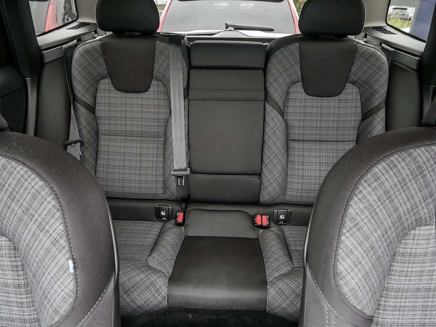 Volvo  2.0 Core Recharge Plug-In Hybrid AWD