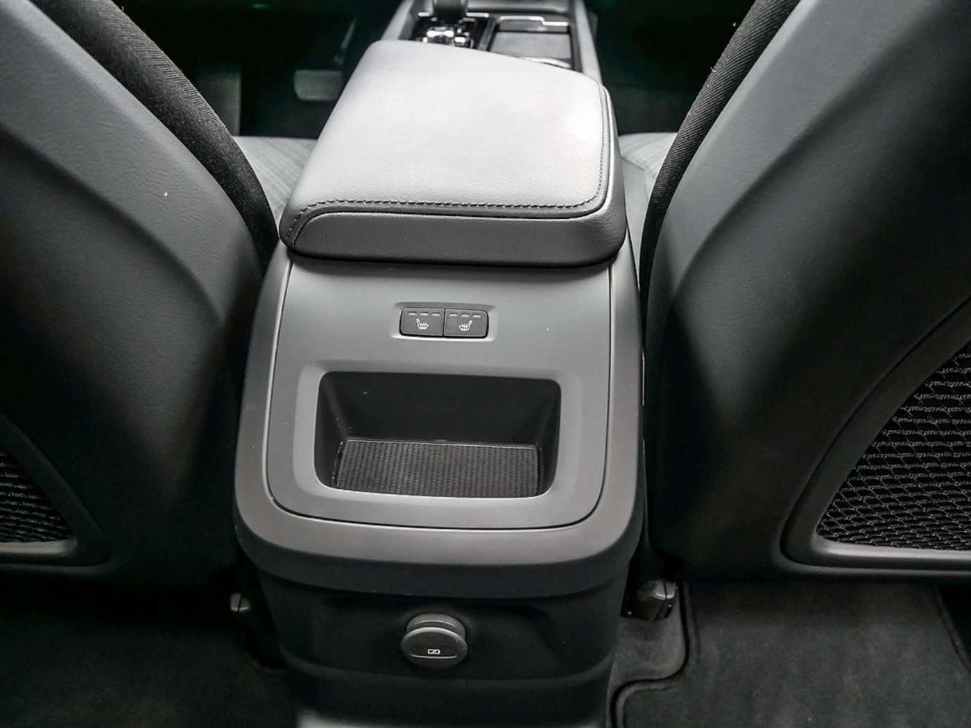 Volvo  2.0 Core Recharge Plug-In Hybrid AWD