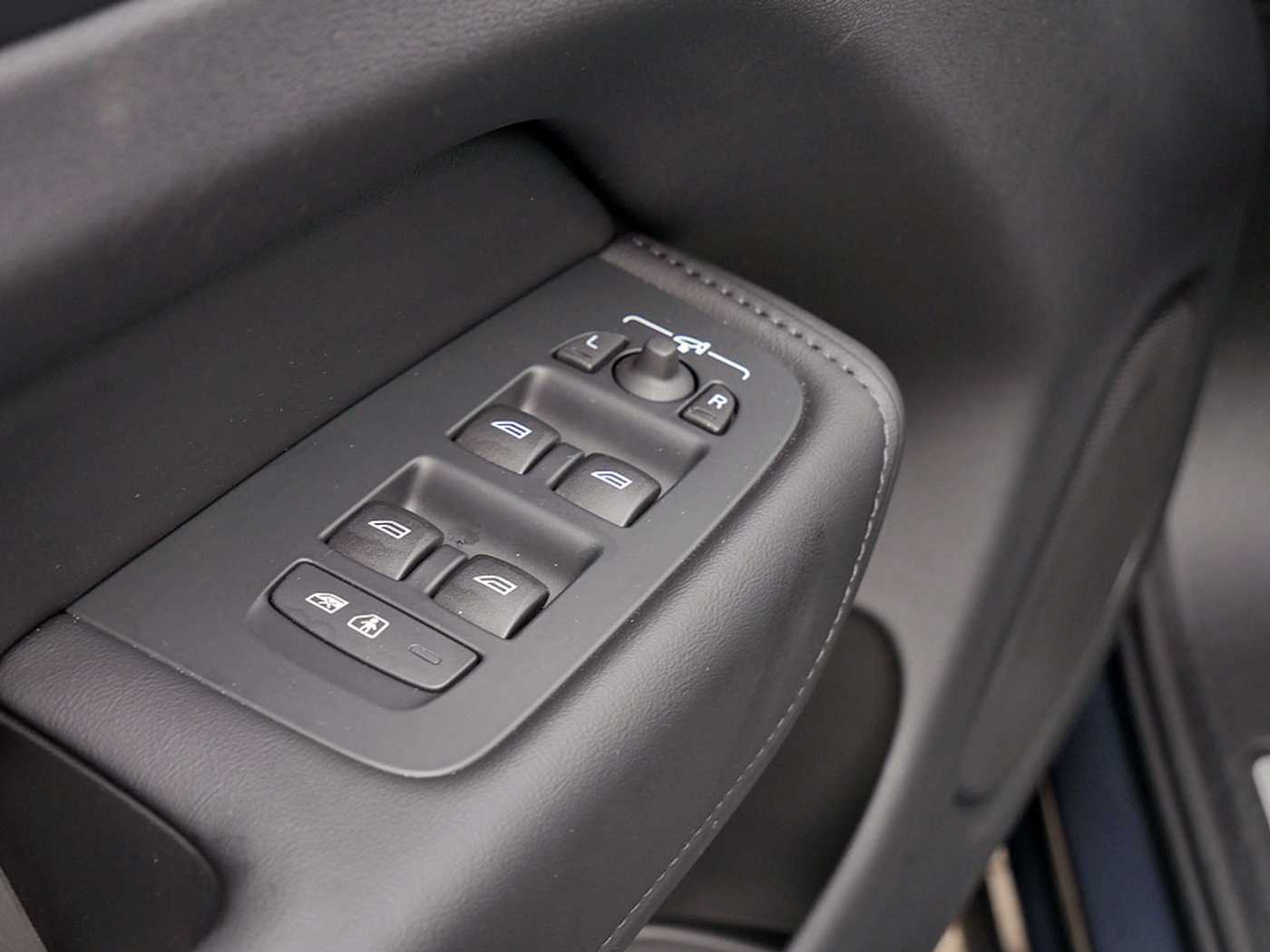 Volvo  T8 Plus Dark Recharge Plug-In Hybrid AWD