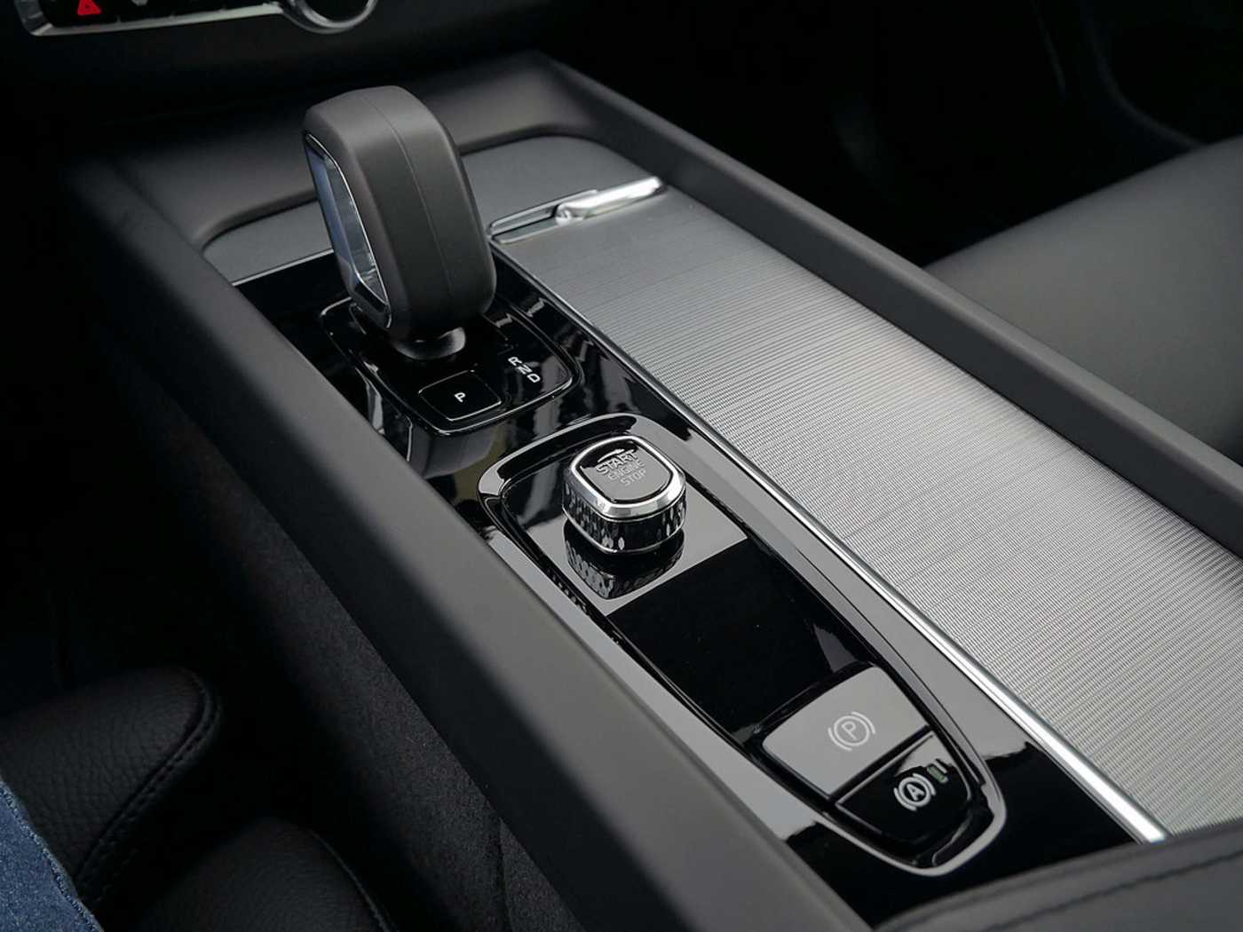 Volvo  T8 Plus Dark Recharge Plug-In Hybrid AWD