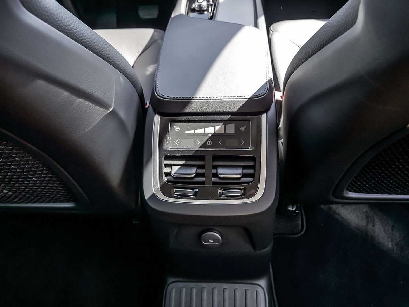 Volvo  2.0 Core Recharge Plug-In Hybrid AWD