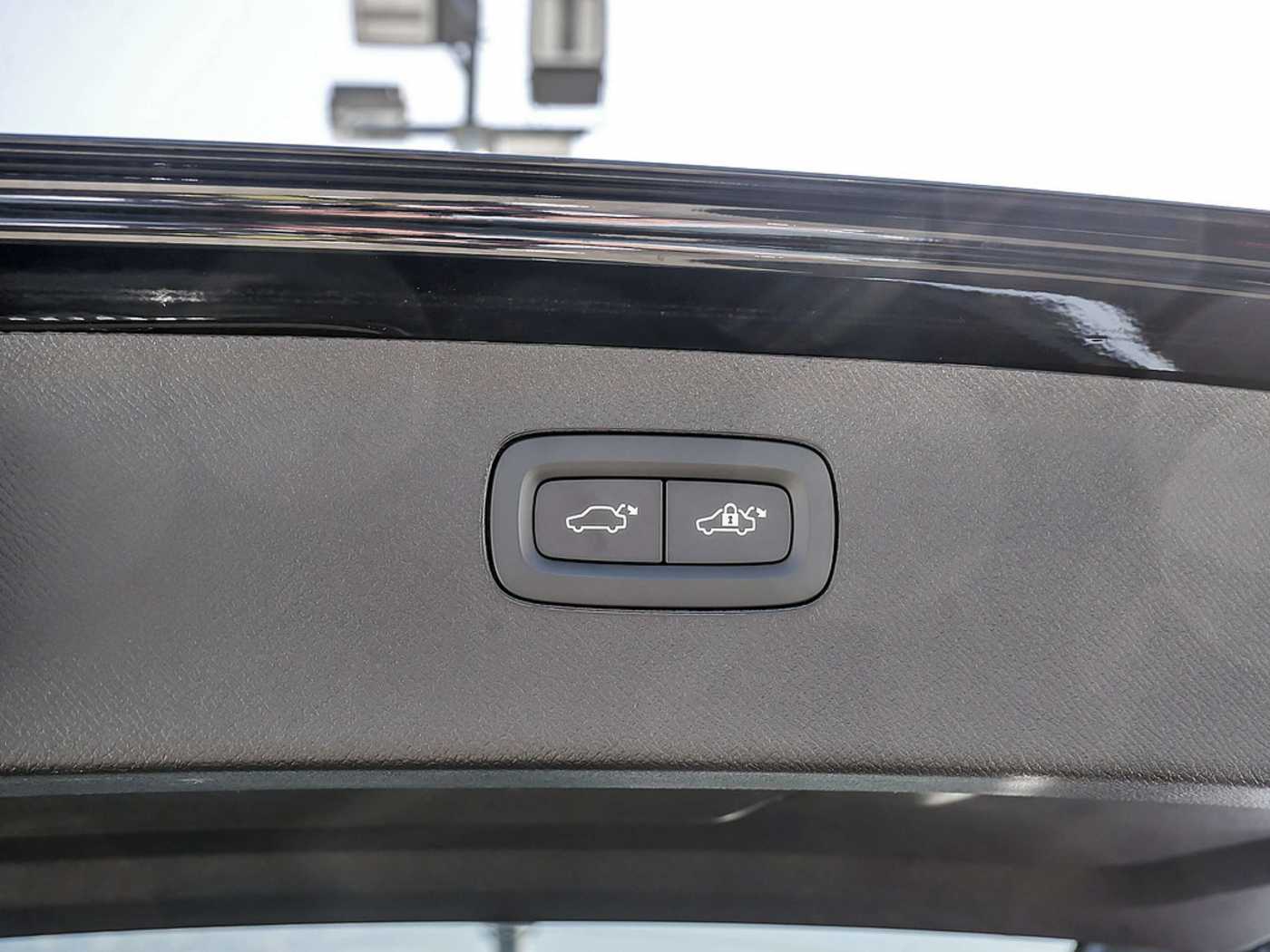Volvo  2.0 Core Recharge Plug-In Hybrid AWD