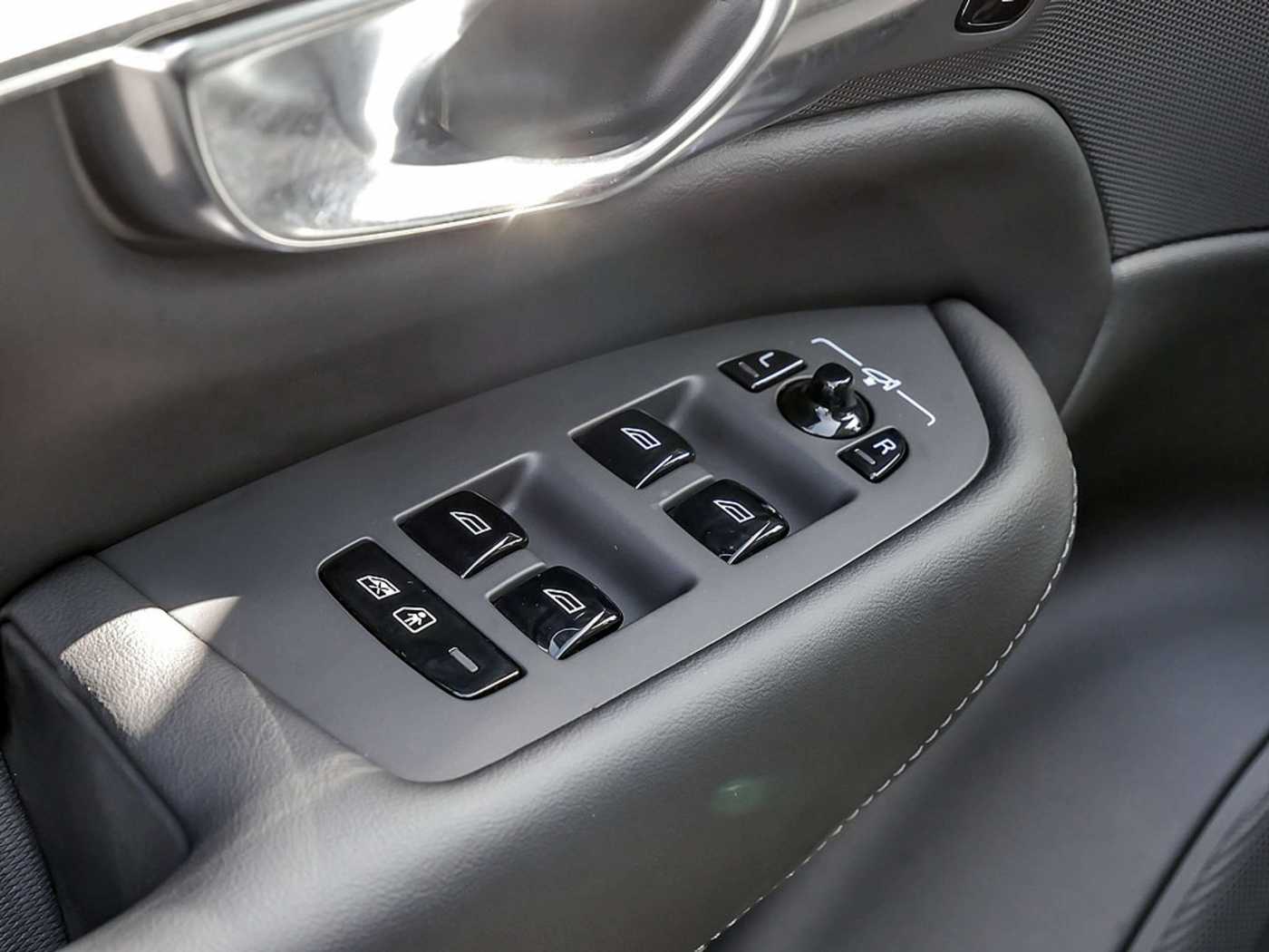 Volvo  2.0 Core Recharge Plug-In Hybrid AWD