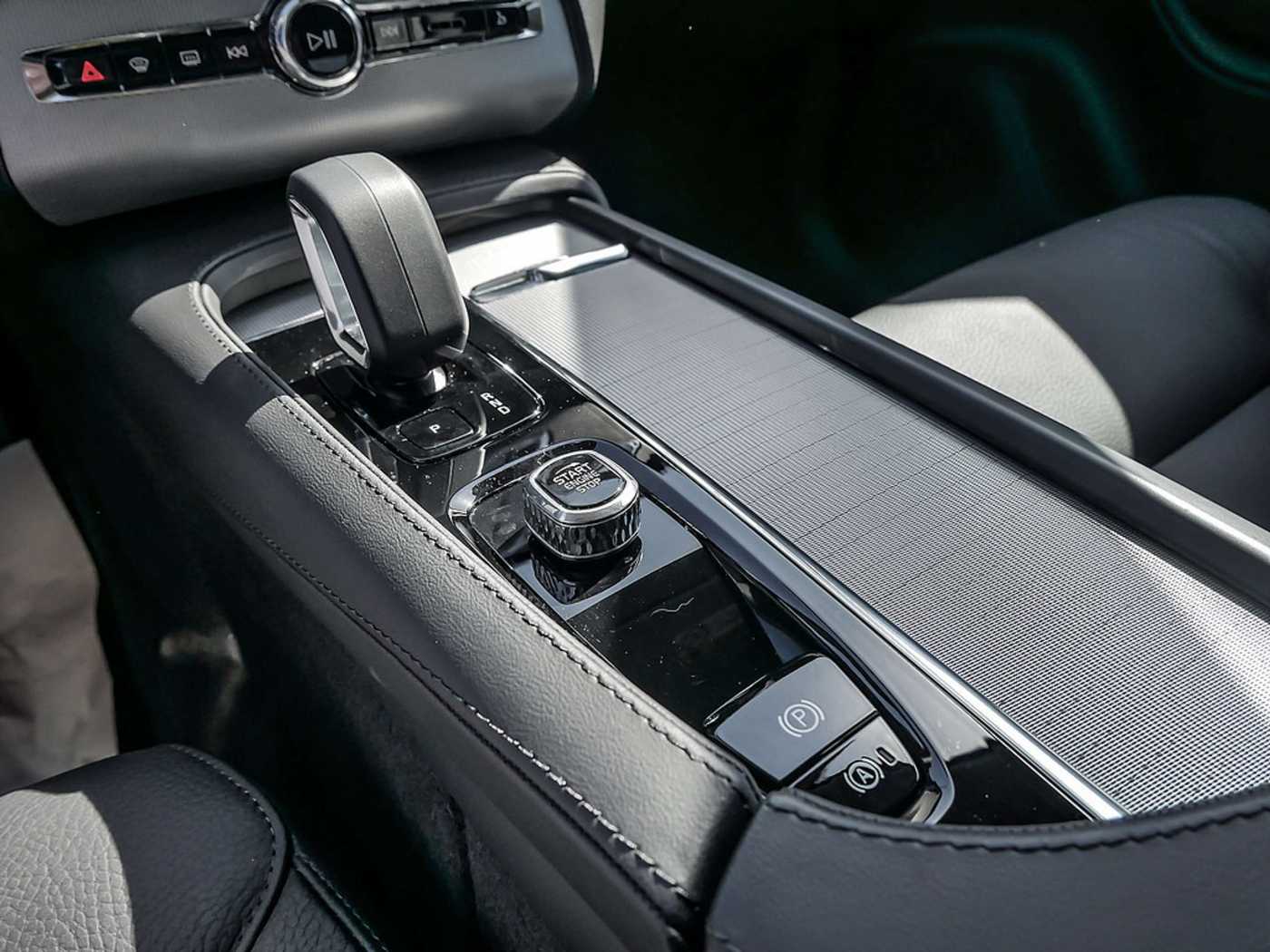 Volvo  2.0 Core Recharge Plug-In Hybrid AWD