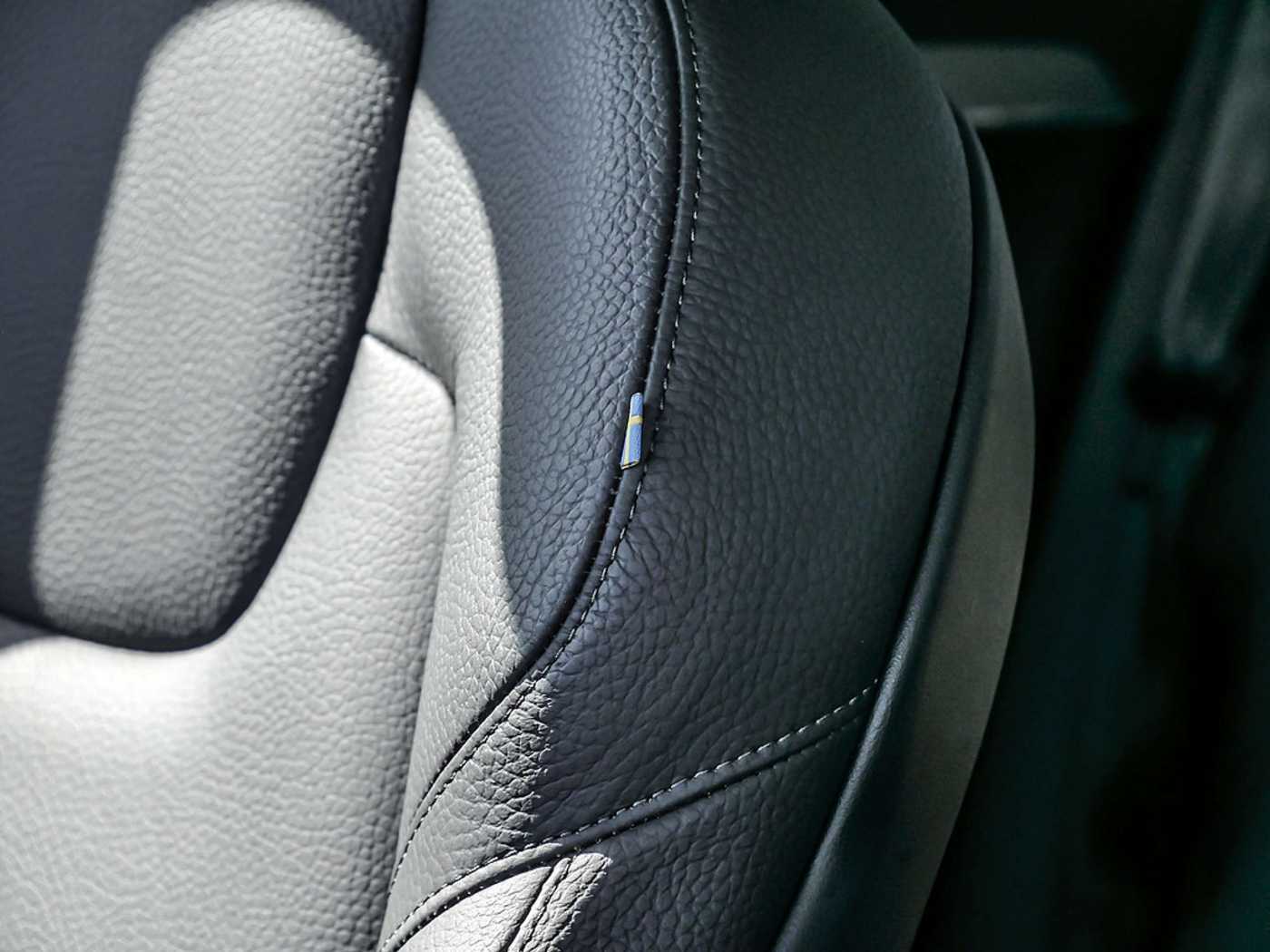 Volvo  2.0 Core Recharge Plug-In Hybrid AWD