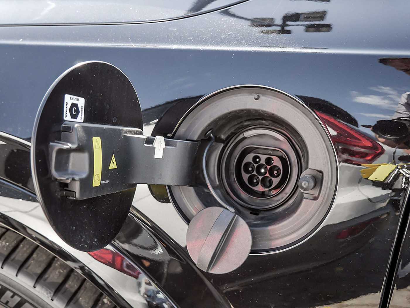 Volvo  2.0 Core Recharge Plug-In Hybrid AWD
