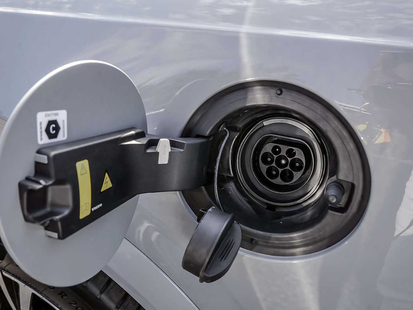 Volvo  2.0 Plus Bright Recharge Plug-In Hybrid AWD