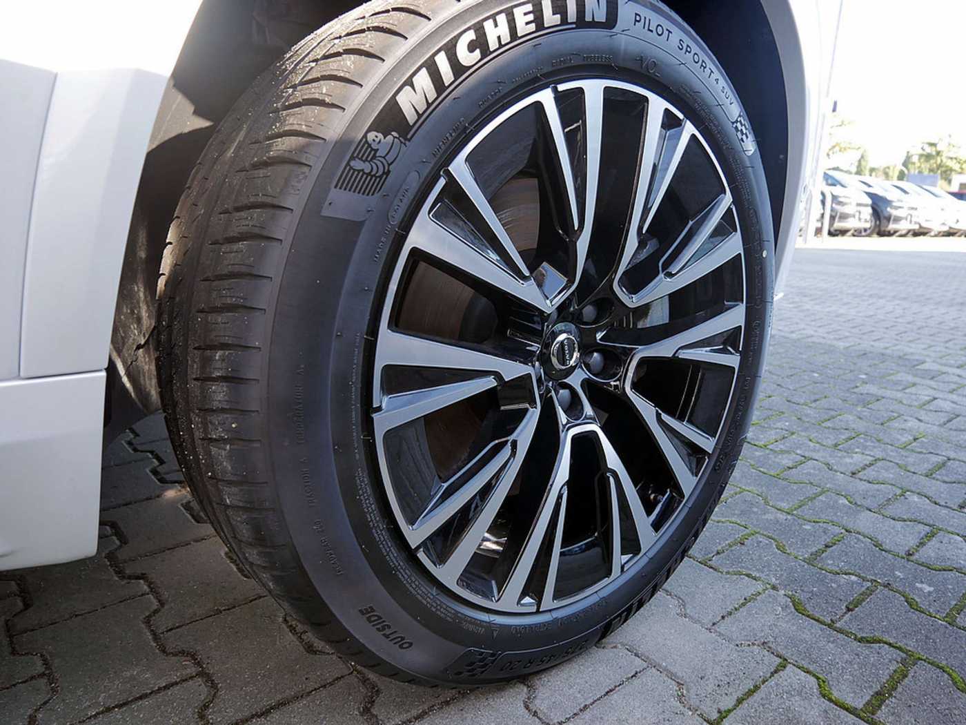 Volvo  2.0 Plus Bright Recharge Plug-In Hybrid AWD