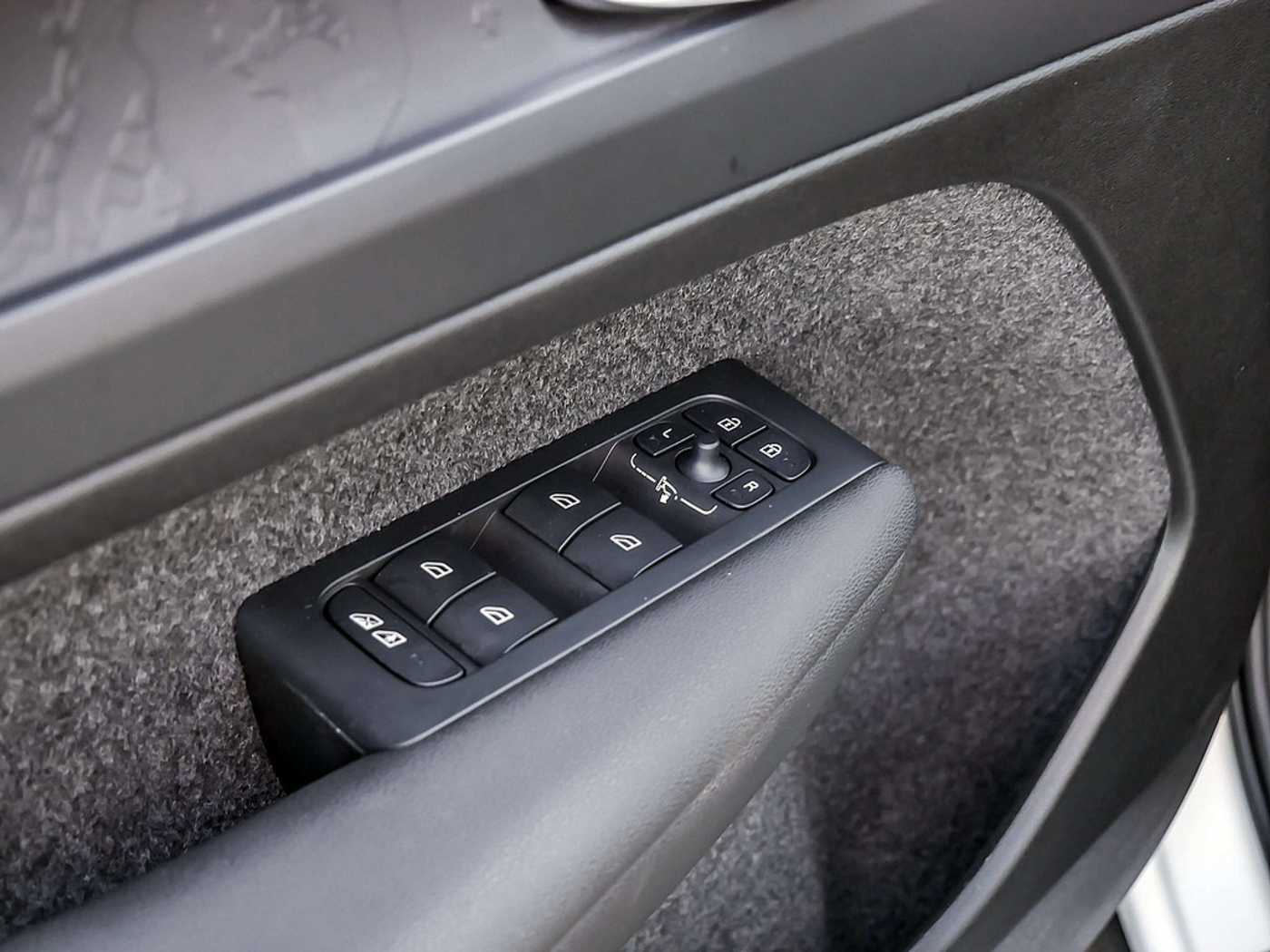 Volvo  Core Recharge Pure Electric AWD SHZ LED