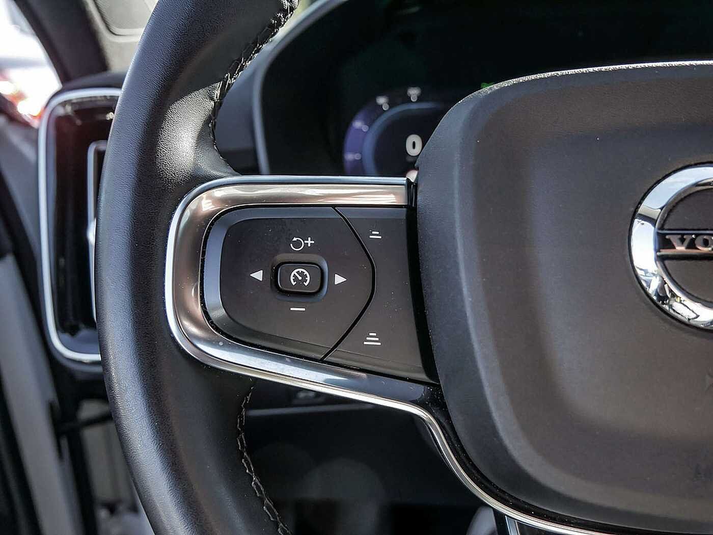 Volvo  Core Recharge Pure Electric AWD SHZ LED