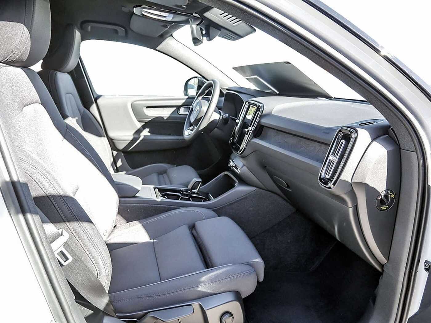 Volvo  Core Recharge Pure Electric AWD SHZ LED