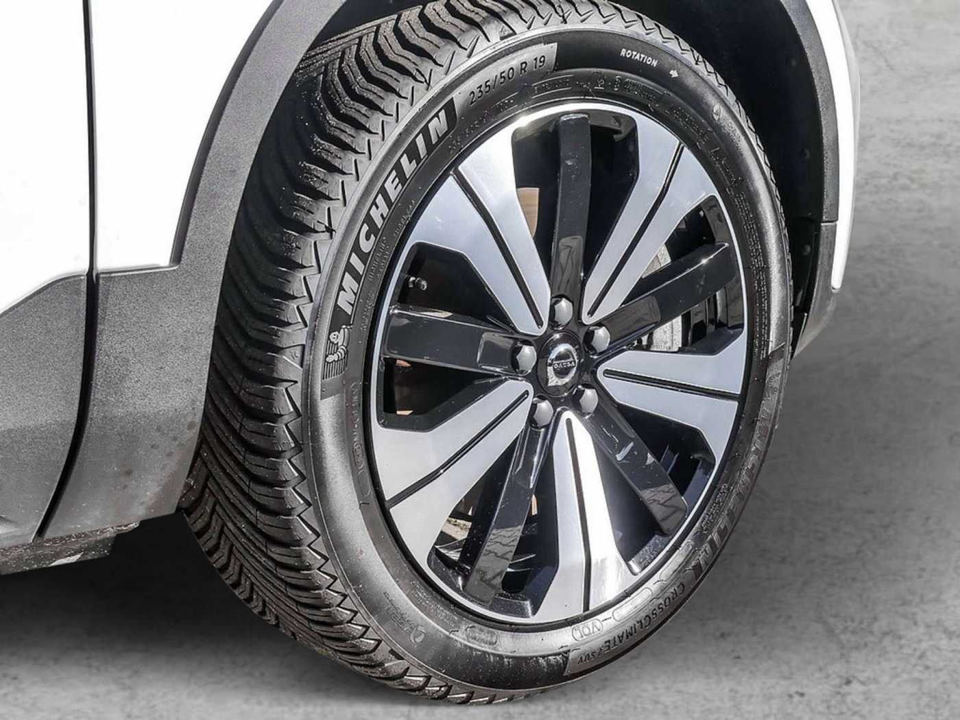 Volvo  Core Recharge Pure Electric AWD SHZ LED