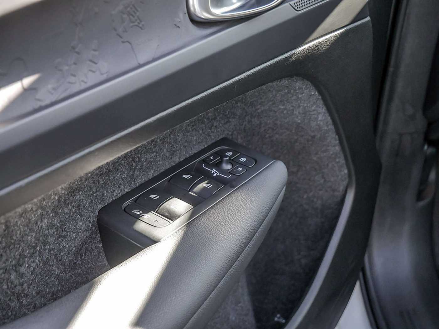 Volvo  Core Recharge Pure Electric AWD SHZ LED