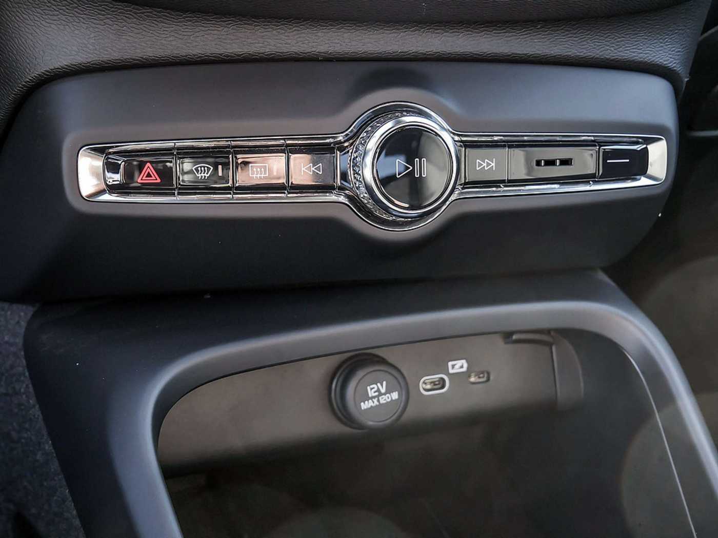 Volvo  Core Recharge Pure Electric AWD SHZ LED