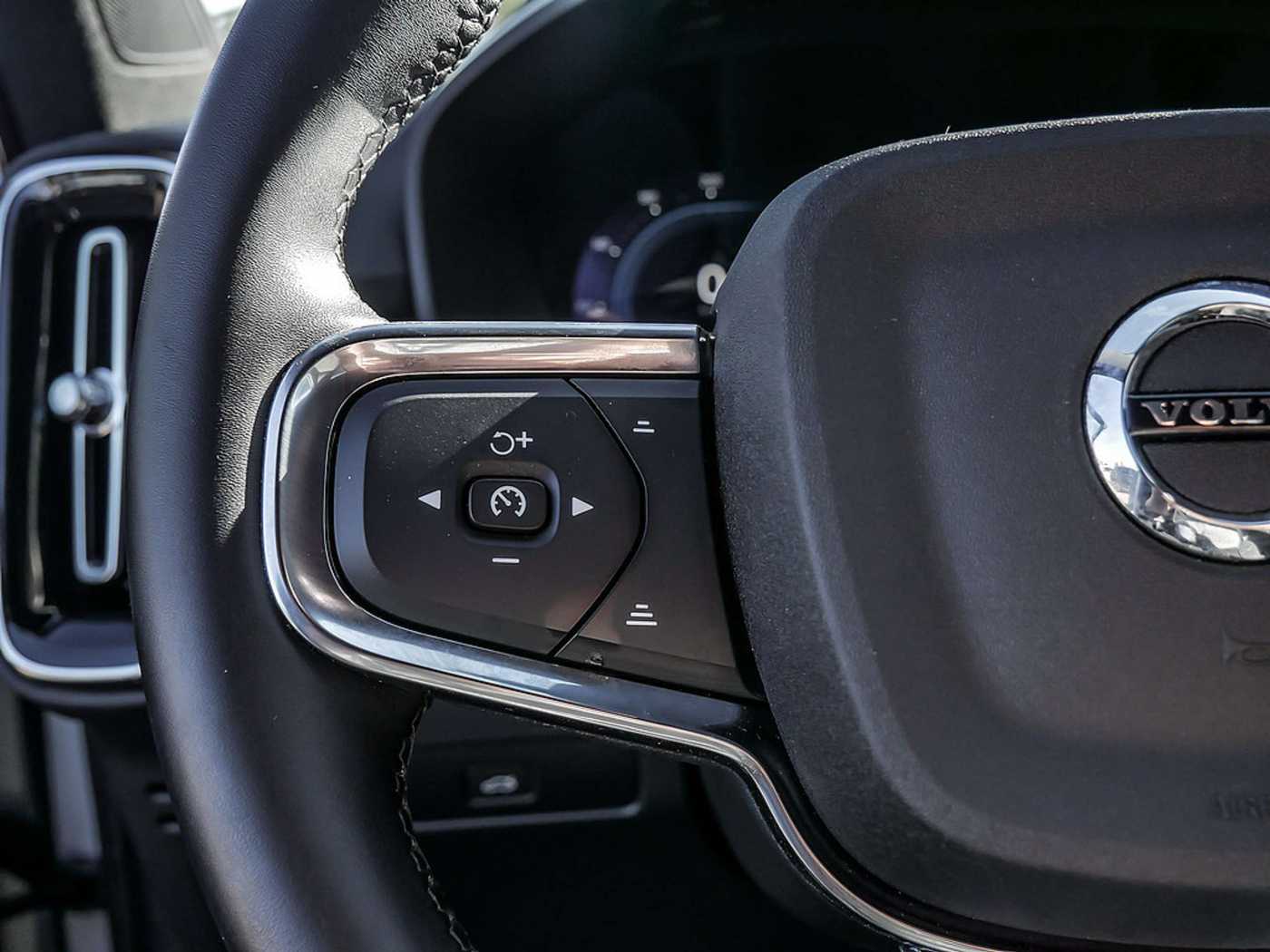 Volvo  Core Recharge Pure Electric AWD SHZ LED