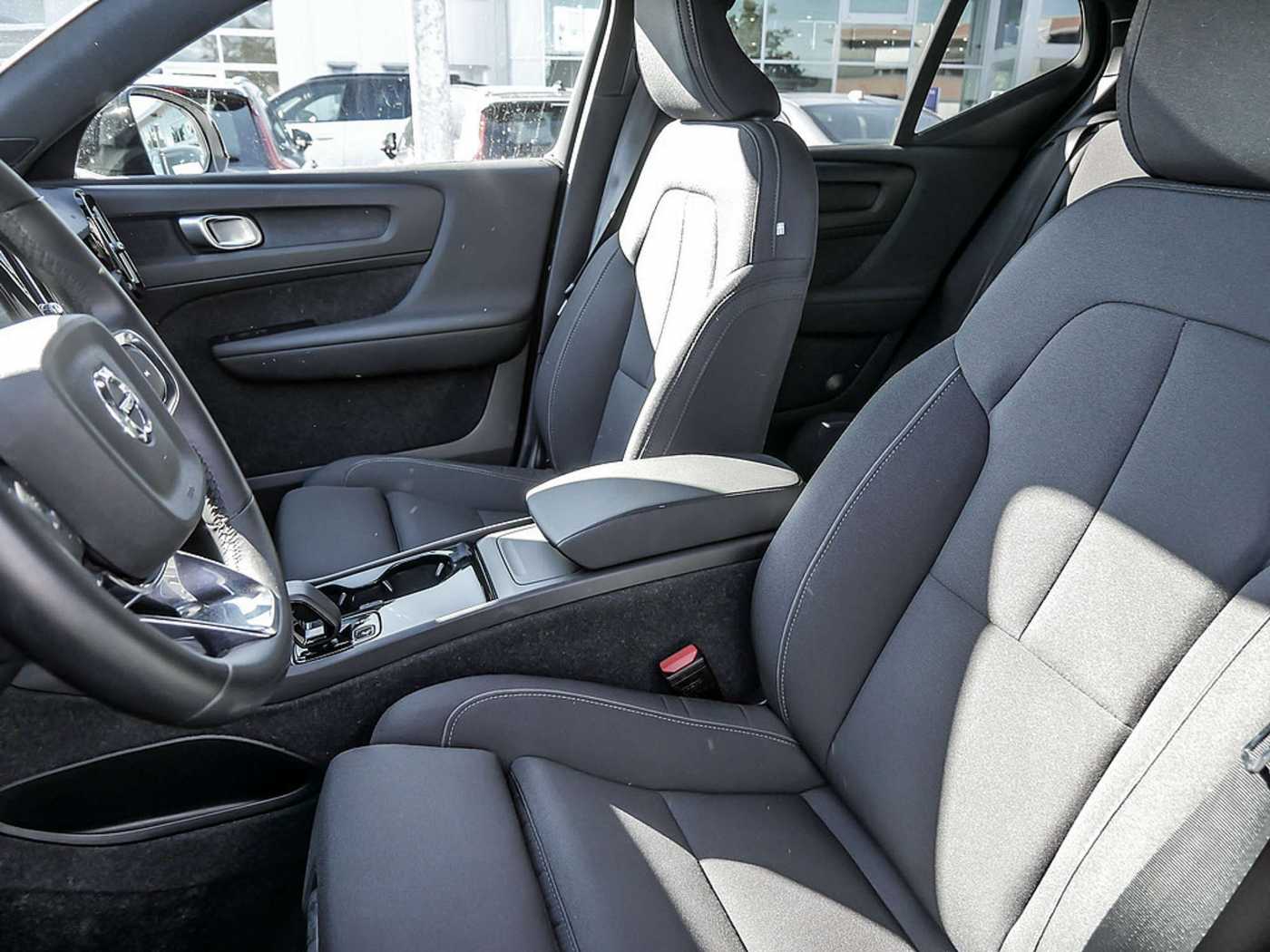Volvo  Core Recharge Pure Electric AWD SHZ LED