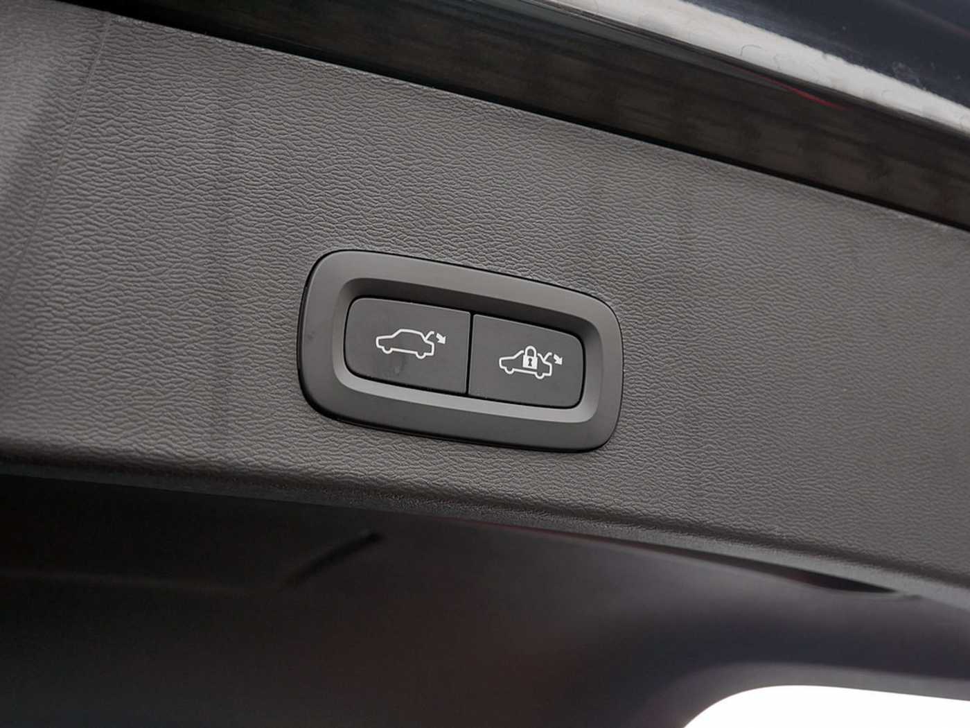 Volvo  Ultimate Recharge Pure Electric 2WD LED