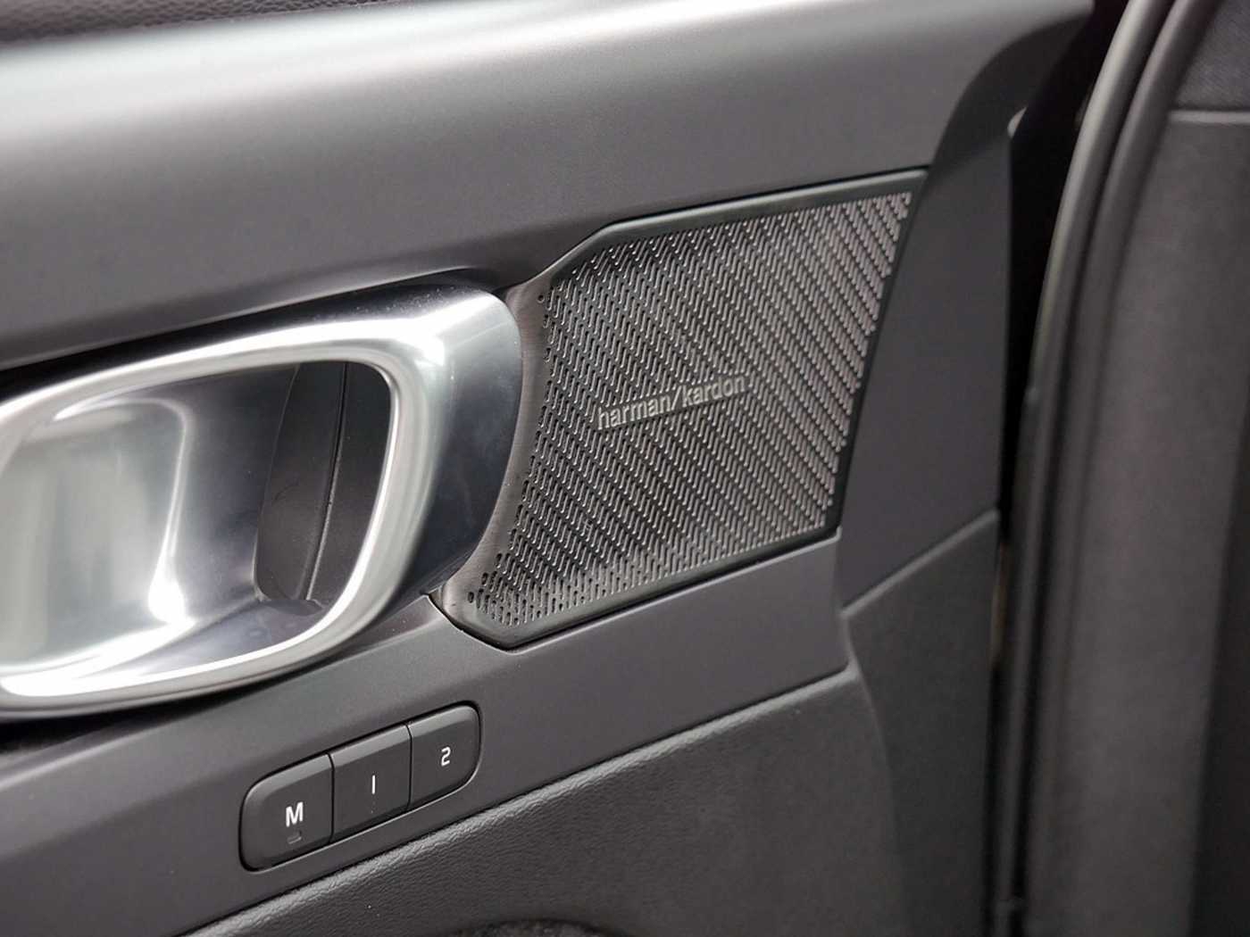 Volvo  Ultimate Recharge Pure Electric 2WD LED