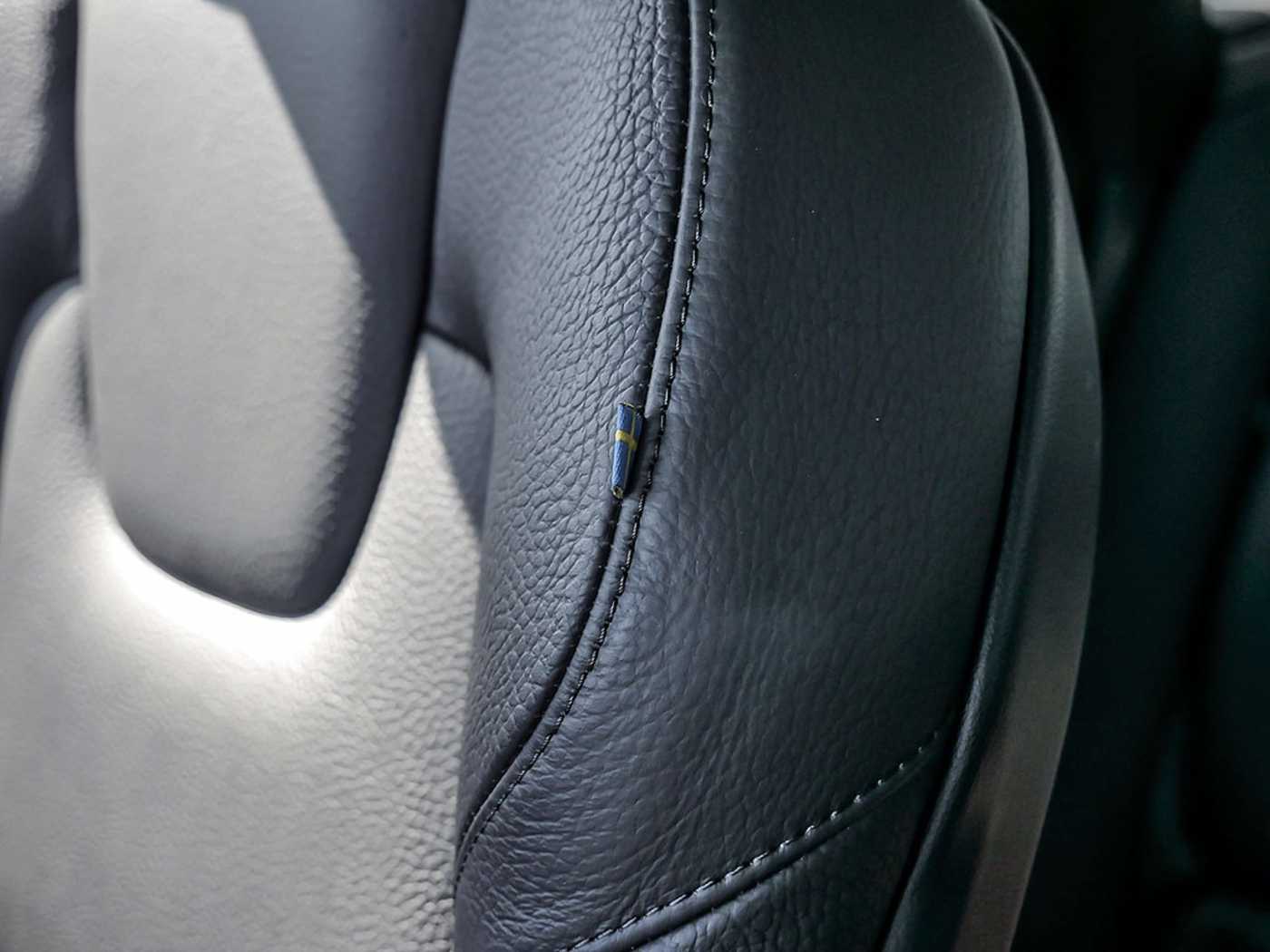 Volvo  B4 Plus Dark AWD