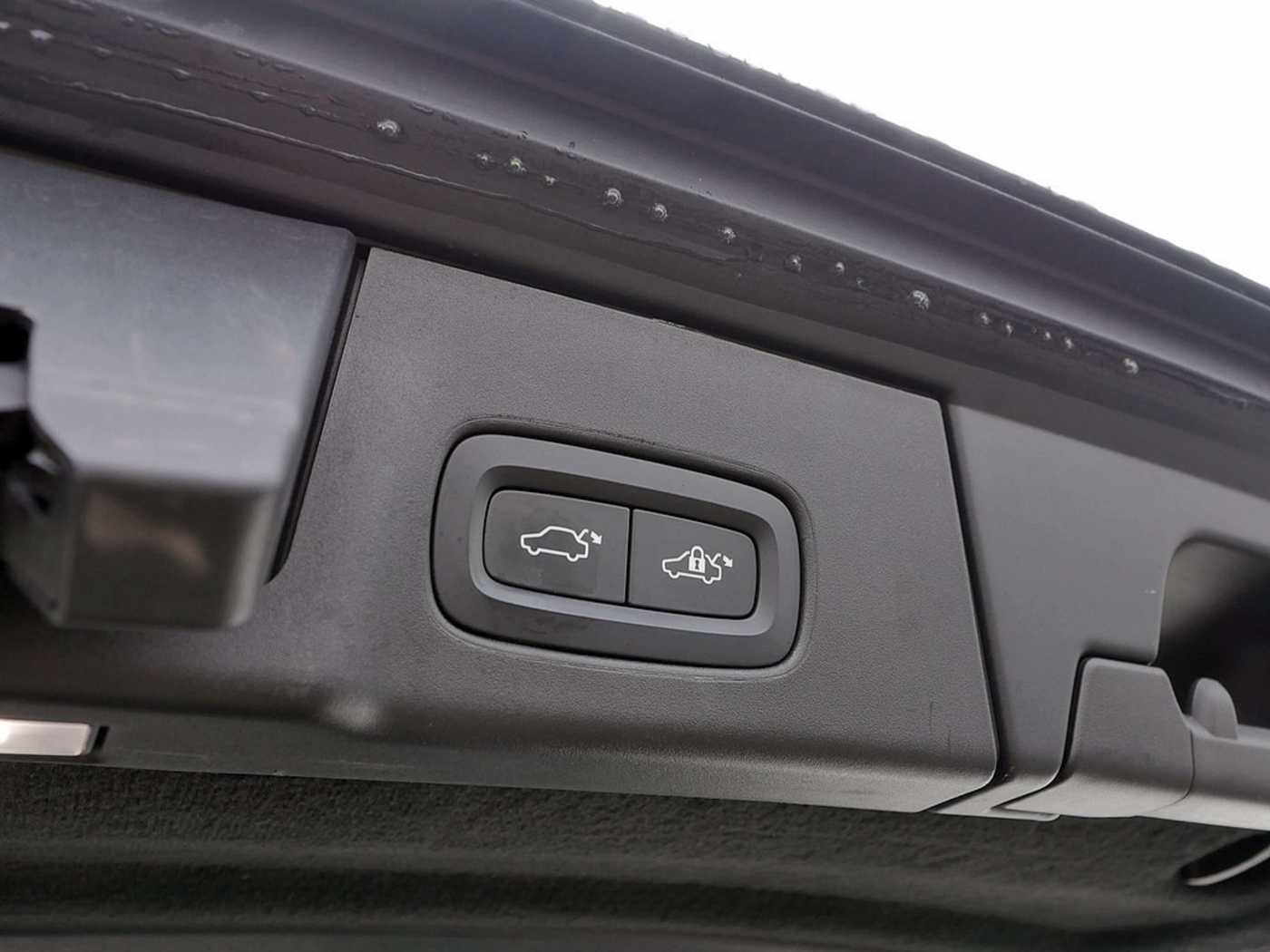 Volvo  Hybrid T8 Twin Engine AWD R-Design LED