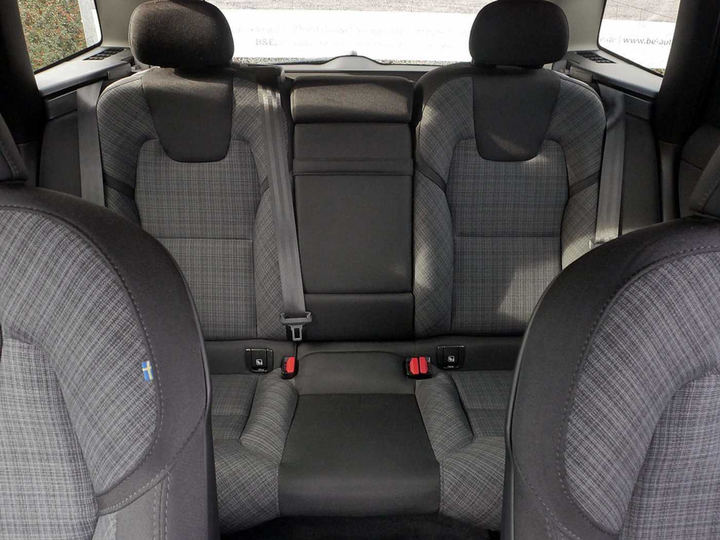 Volvo  B4 Momentum Pro KAMERA AHK FACEL. LED