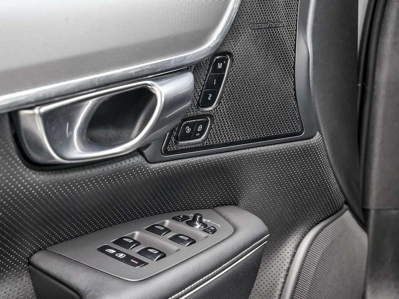 Volvo  T8 Twin Engine AWD R-Design H/K HGSD LED