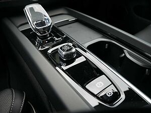 Volvo  T6 AWD Plus Dark H/K HGSD STANDHZ LED