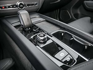 Volvo  2.0 Ultra Dark Recharge Plug-In Hybrid AWD