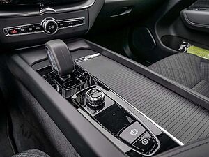 Volvo  2.0 Core Recharge Plug-In Hybrid AWD
