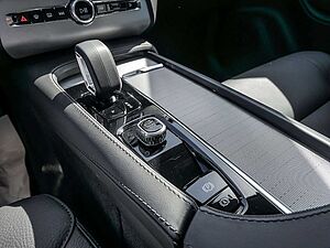 Volvo  2.0 Core Recharge Plug-In Hybrid AWD