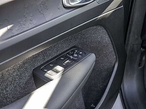 Volvo  Core Recharge Pure Electric AWD SHZ LED