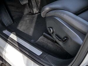 Volvo  2.0 Plus Dark Recharge Plug-In Hybrid AWD