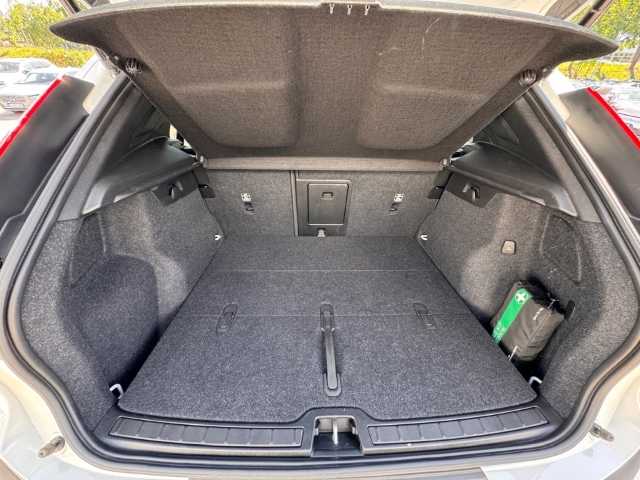 Volvo  XC40 Momentum Pro, T3 Automatikgetriebe