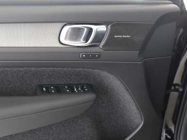 Volvo  XC40 Plus, B3 Mild-Hybrid, Benzin, Dark