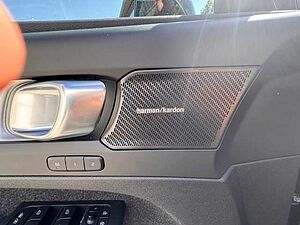 Volvo  XC40 Plus, B3 Mild-Hybrid, Benzin, Dark