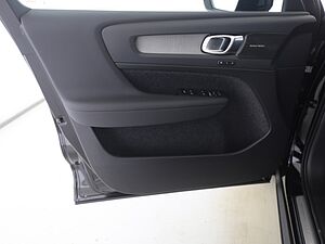 Volvo  XC40 Plus, B3 Mild-Hybrid, Benzin, Dark