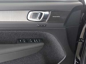 Volvo  XC40 Plus, B3 Mild-Hybrid, Benzin, Dark
